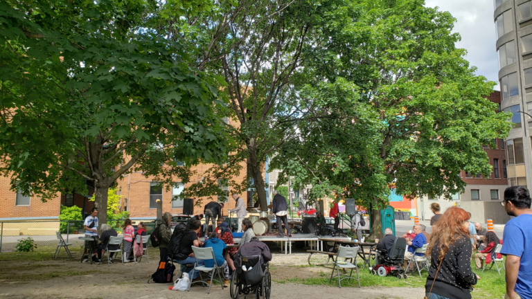 Sierra Club Québec event in Montréal. Des personnes se rassemblent lors d'un événement du Sierra Club Québec à Montréal.