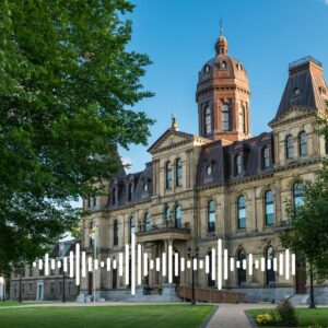 Lutte contre changements climatiques page photo of New Brunswick Legislative Assembly with a sound wave graphic.